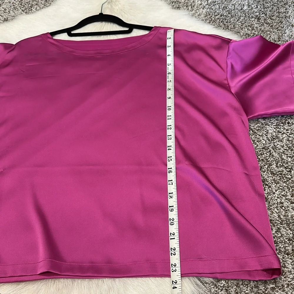 NWOT DAILY DRILLS Silky Collection Women's Fuchsia Short Sleeve Top. Size L. - Picture 5 of 5